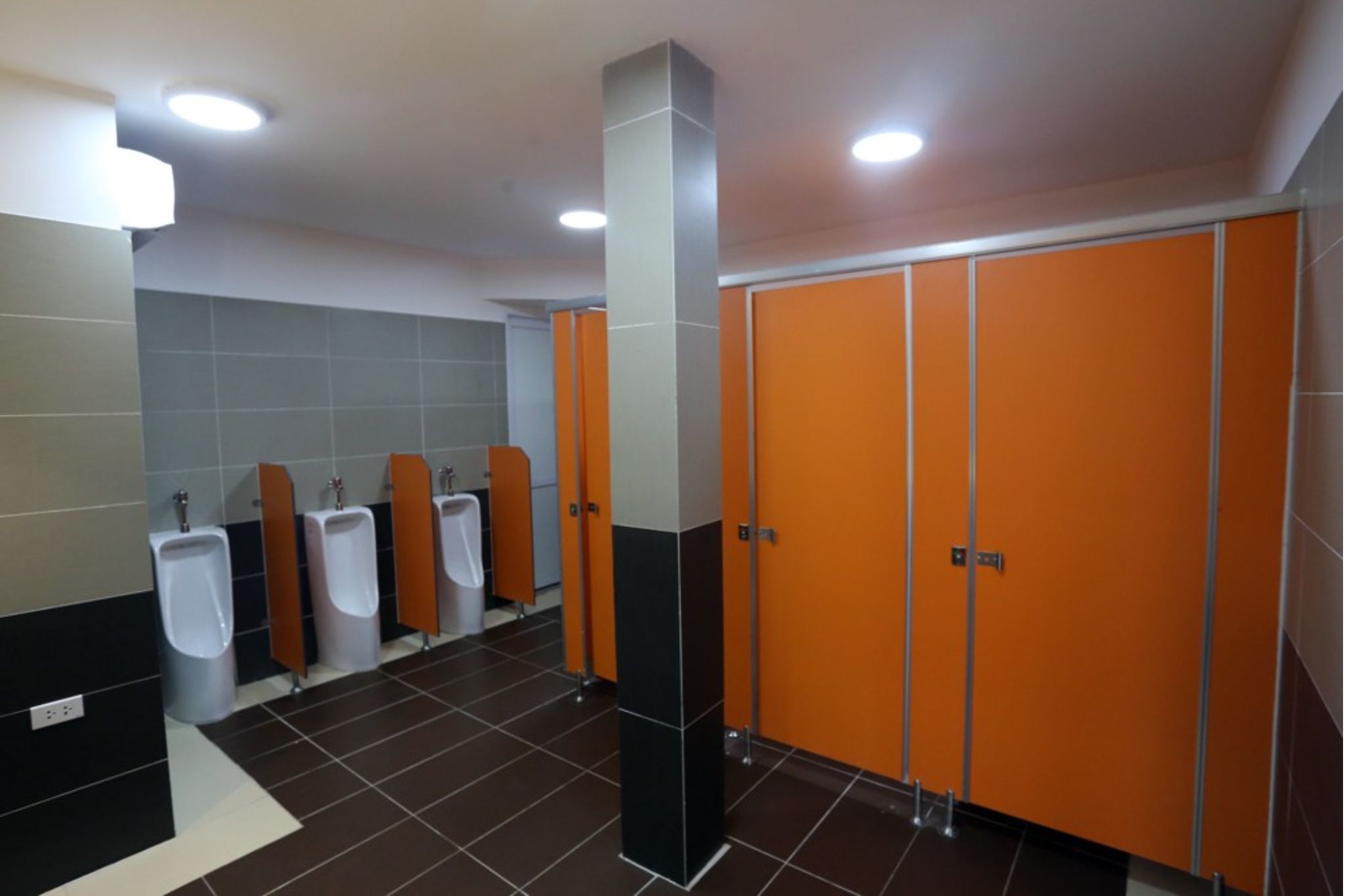 Thiết kế toilet và phòng tắm dùng chung trong hostel 25